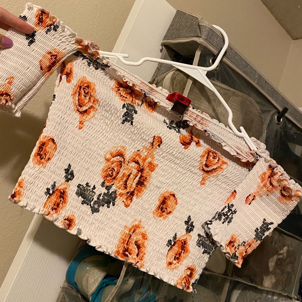 crop top with shoulder sleeves